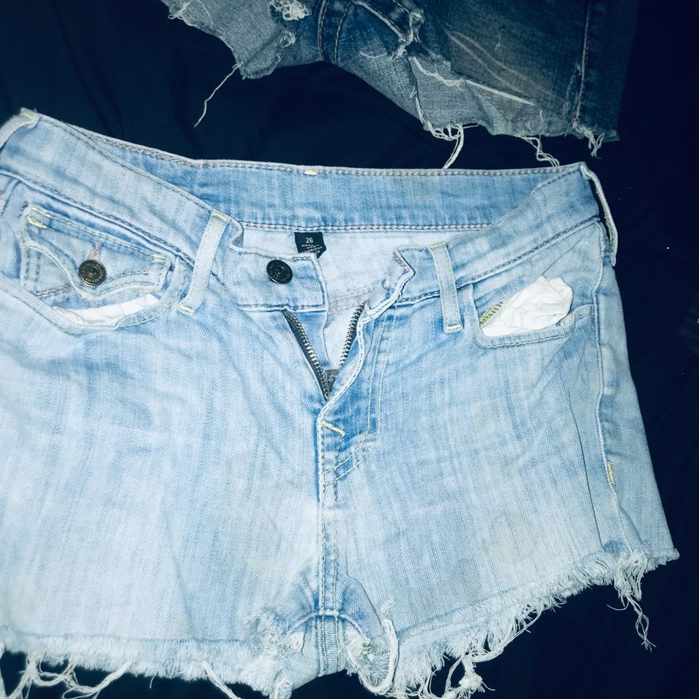 Light Wash Frayed Hem Denim Shorts - Women